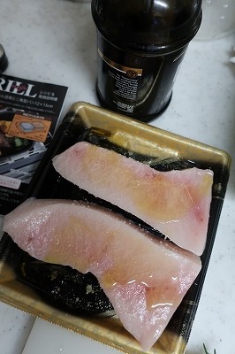 コンロに付いている魚焼きグリルで専用パンを使って気仙沼メカジキをグリルする 日記 バイヤーズブログ 家具 インテリア通販のnoce